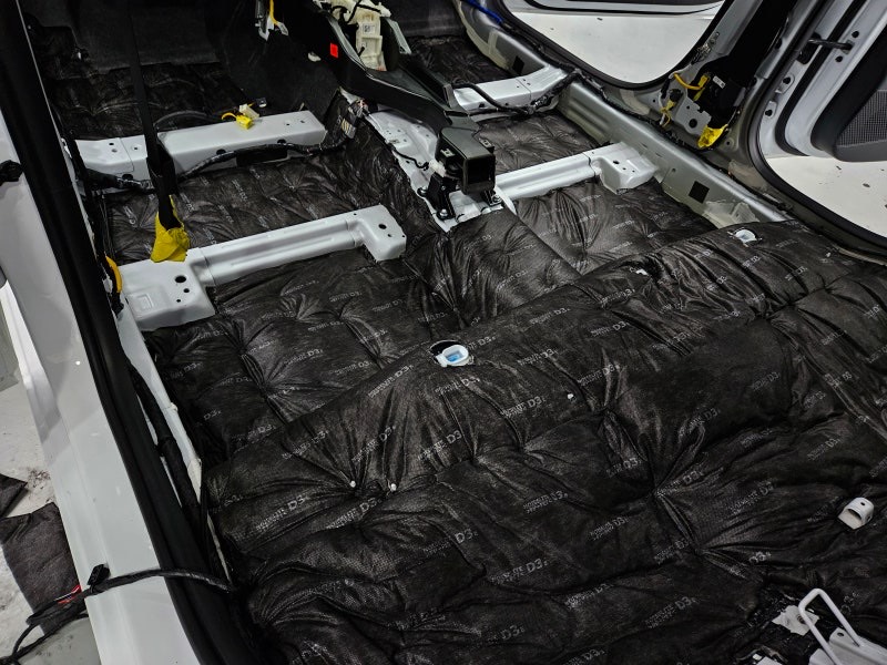 LPI전체방음 시공을 아반떼 차량에 진행해 주었습니다! 시공 사진 16